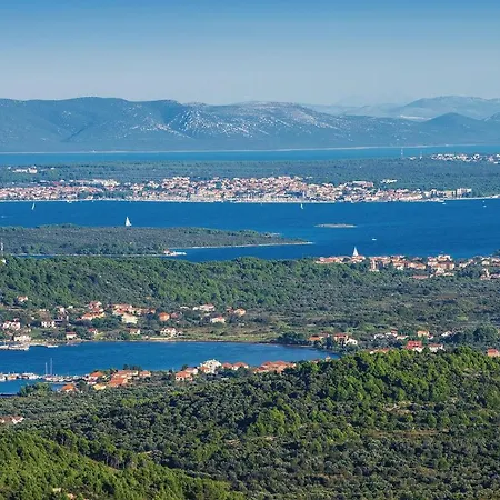Two-bedroom Holiday In Semesterbostad Ždrelac