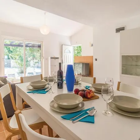 Two-bedroom Holiday In * Ждрелац